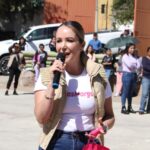 Margarita Rionda entrega cemento en El Carrizo.