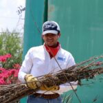Autoridades municipales realizaron faena de limpieza en calles y parques de la zona.