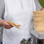 AGRICULTURA y PROFECO descartan alzas al precio de la tortilla y llaman a no atender versiones falsas sobre costos del maíz y la harina